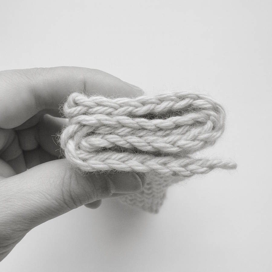 How to join the ends of a twisted crochet headband for an invisible seam