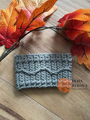 Textured crochet cup cozy in soft cotton yarn, Wavy Line coffee sleeve pattern with cable and aran inspired stitches Preview