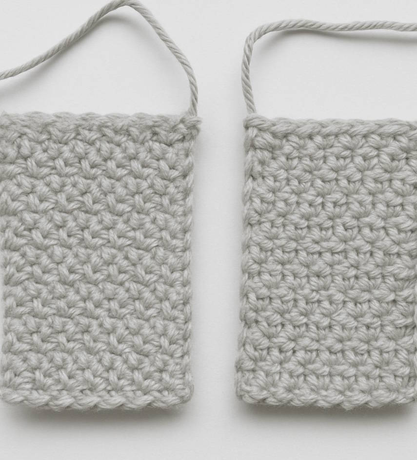 How to make a textured crochet headband – positioning the ends for the seam